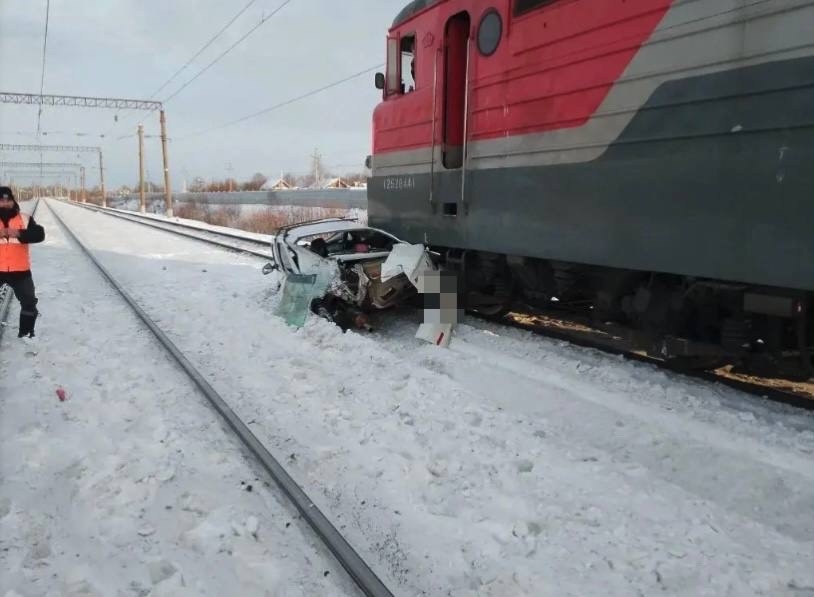 В Костромской области локомотив на скорости въехал в иномарку