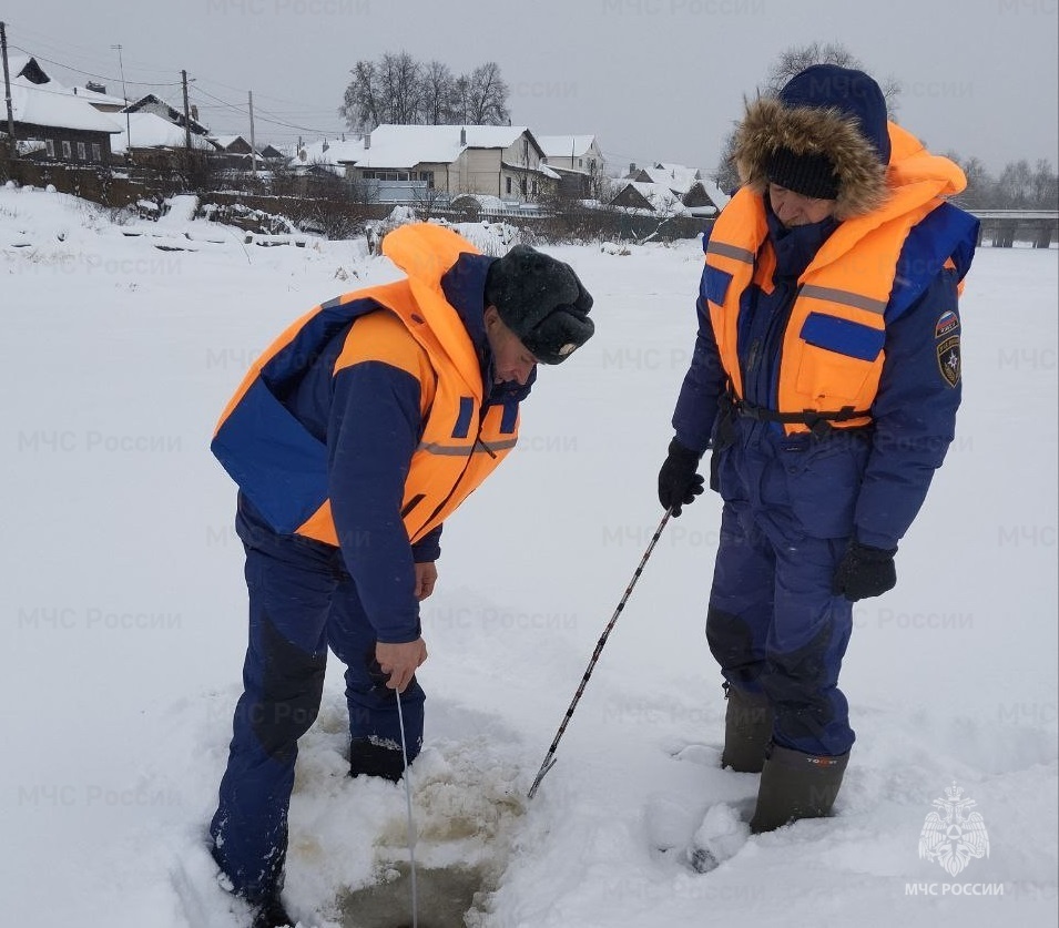 В Костроме замерили толщину льда в преддверии крещенских купаний