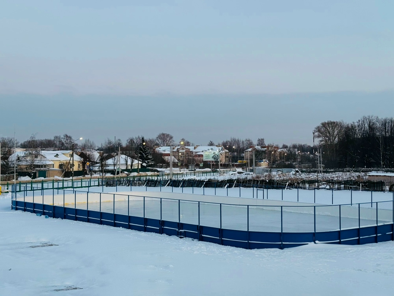 На берегу реки Костромы открылся каток