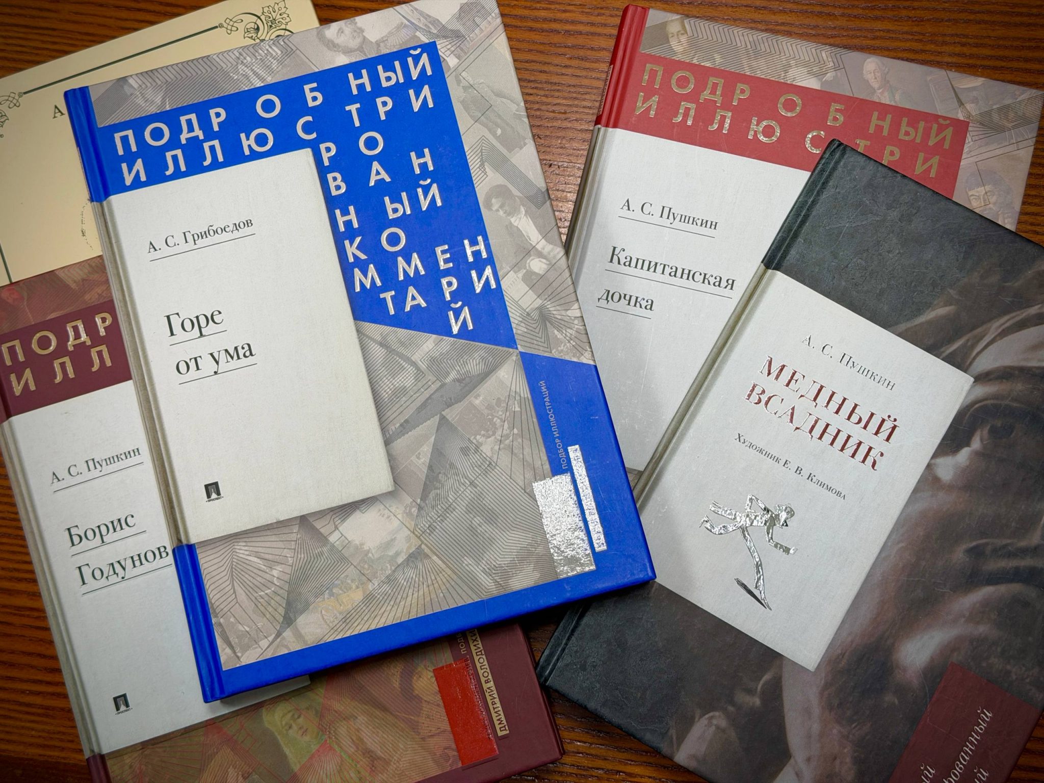 Костромской губернатор передал передвижной библиотеке полсотни редких изданий