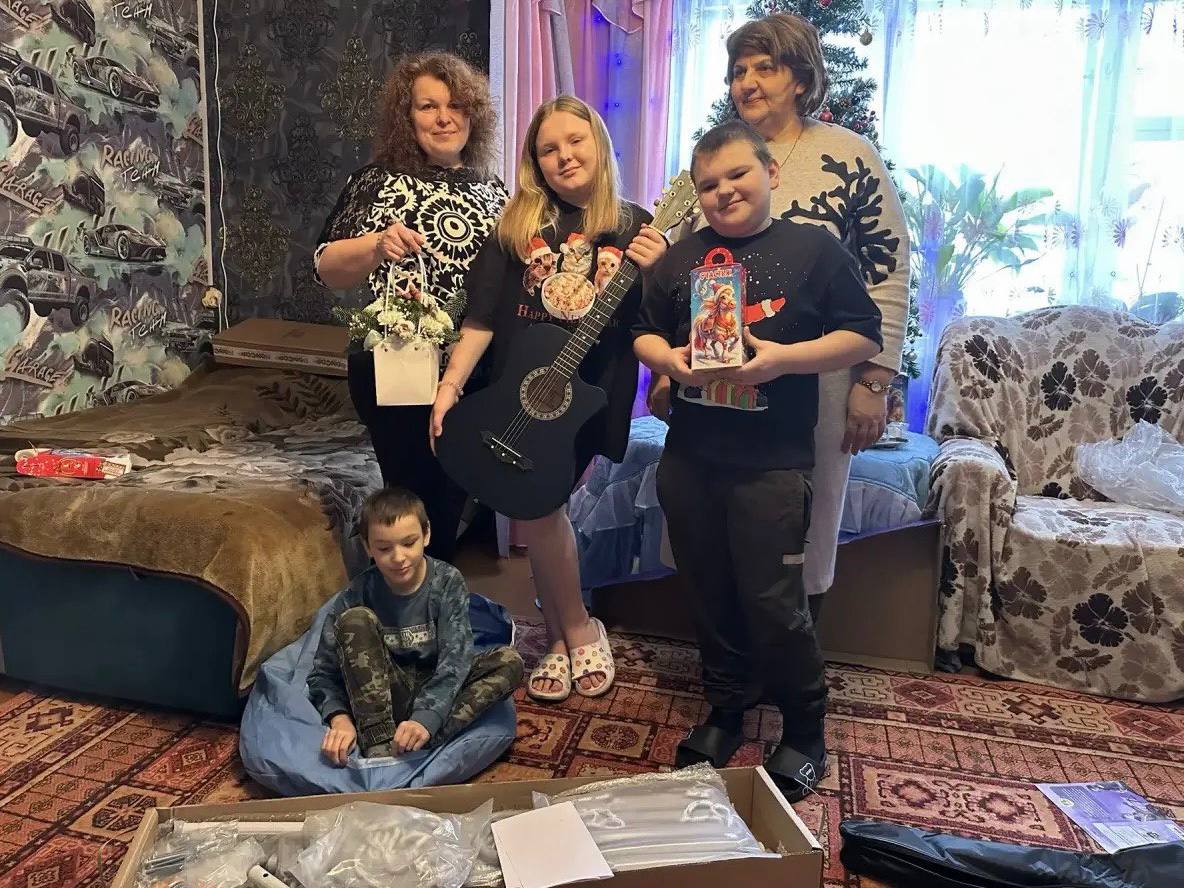 Сергей Ситников поздравил многодетную семью из Шарьи в рамках «Елки желаний»