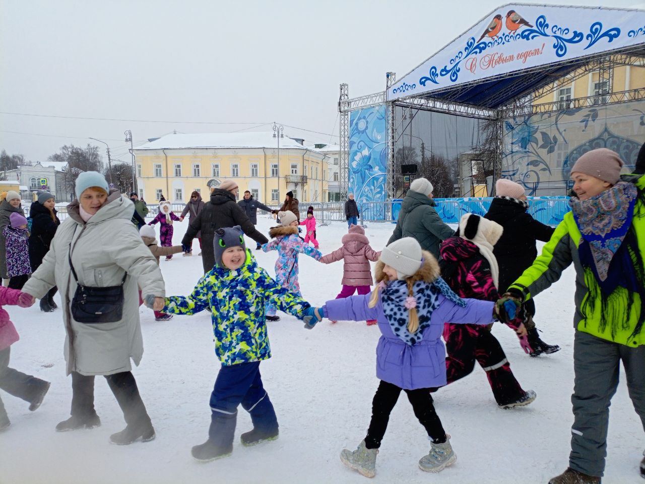 Костромичи и гости города объединились в большой хоровод на фестивале народных игр