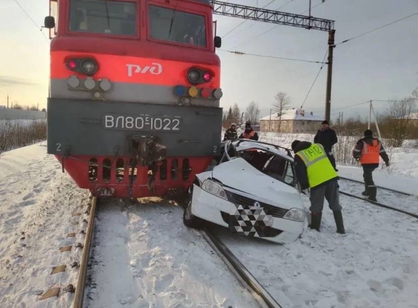 В Костромской области локомотив на скорости въехал в иномарку