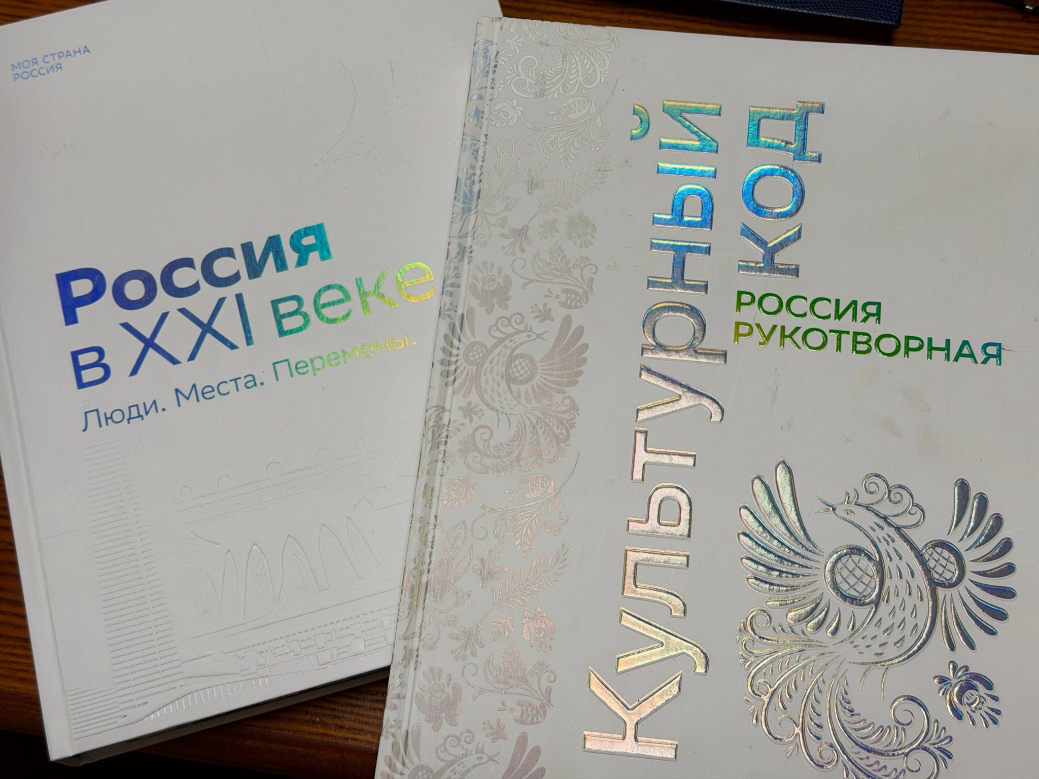 Костромской губернатор передал передвижной библиотеке полсотни редких изданий