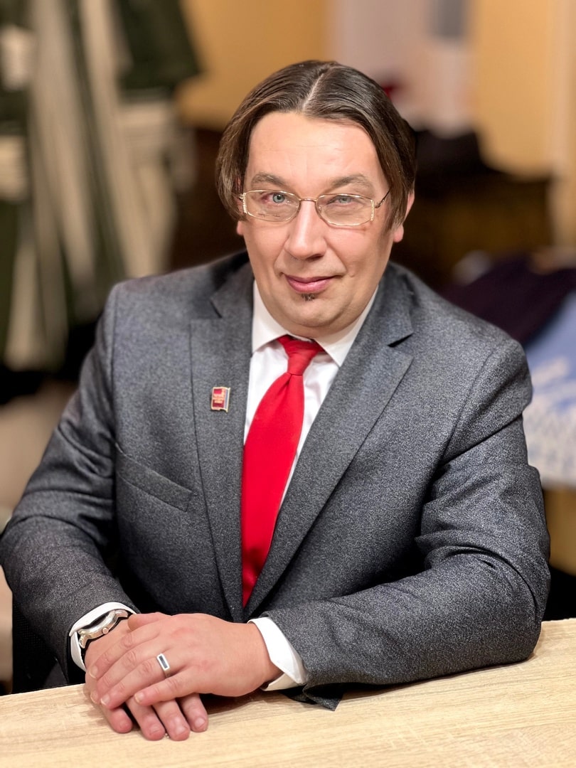 Александр Кирпичев встретил 50-летний юбилей на костромской сцене в образе итальянского авантюриста