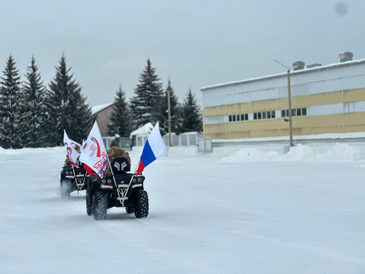 Костромским бойцам СВО передали новые квадроциклы и внедорожники
