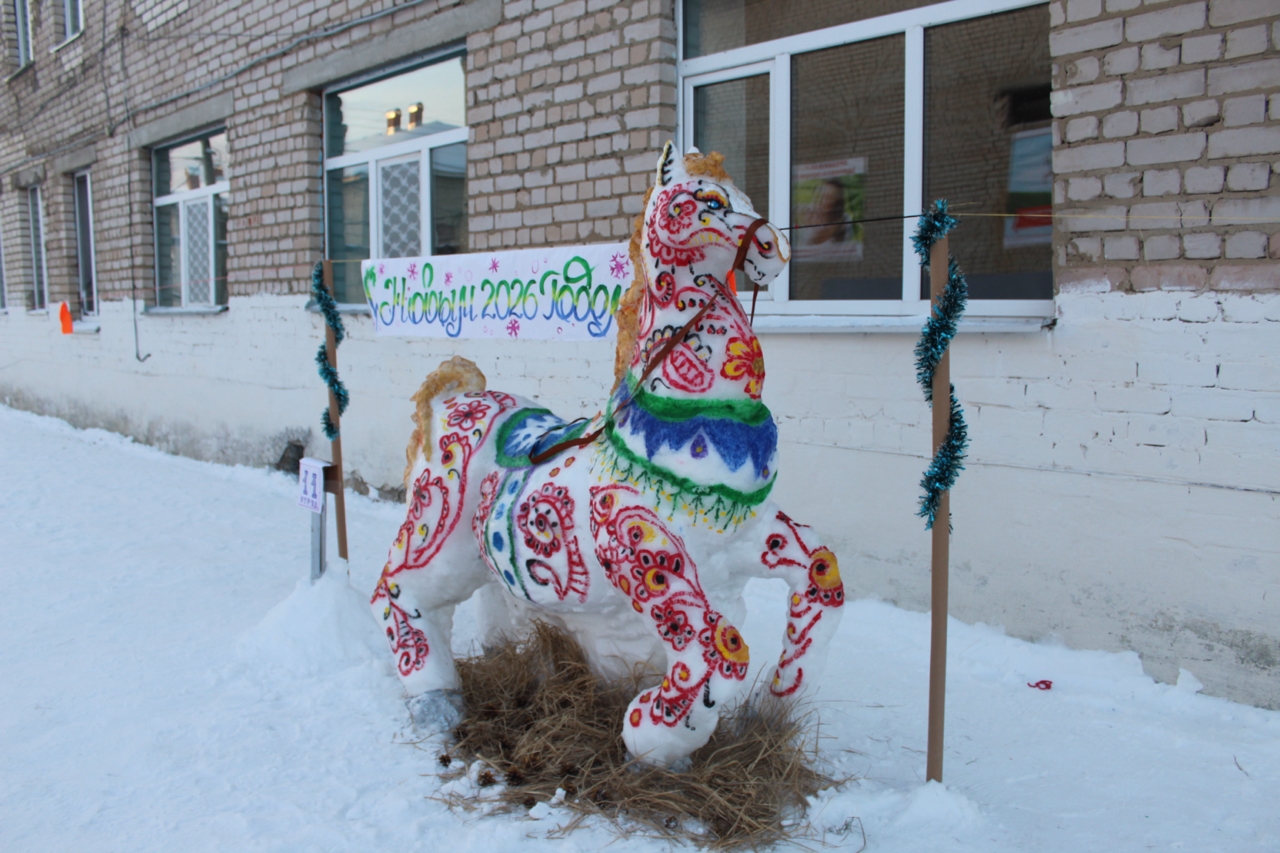 Заключенные из костромских колоний слепили огромных скакунов из снега