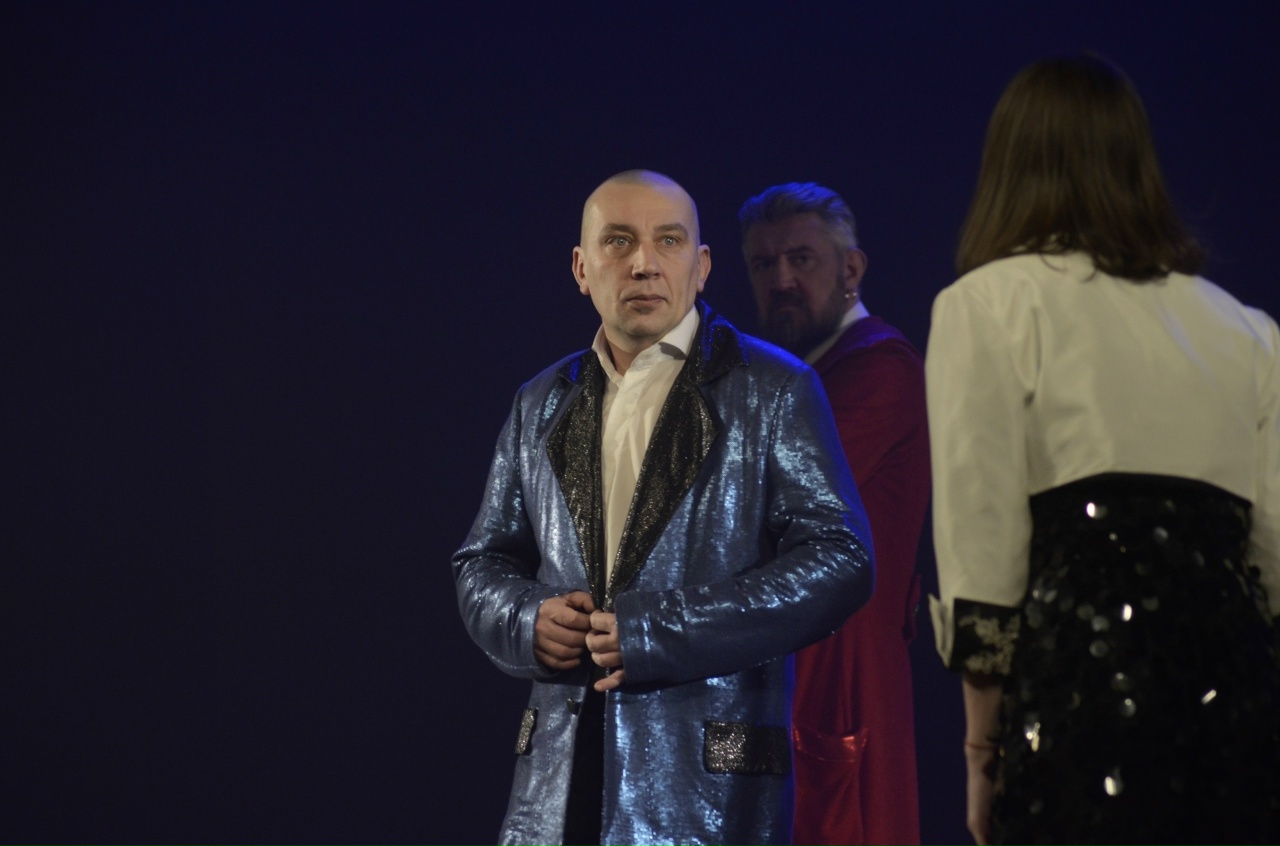 Александр Кирпичев встретил 50-летний юбилей на костромской сцене в образе итальянского авантюриста