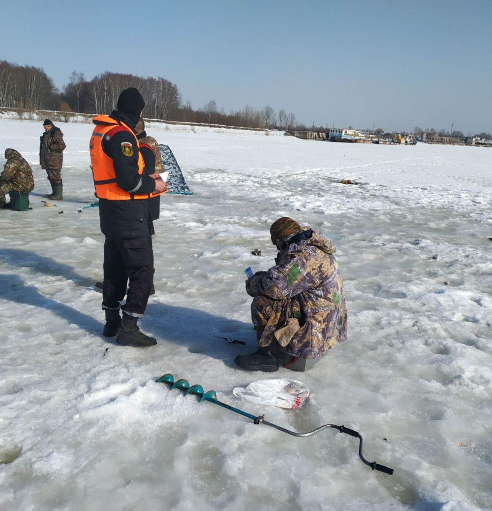 Костромские спасатели провели 153 беседы с любителями зимней рыбалки