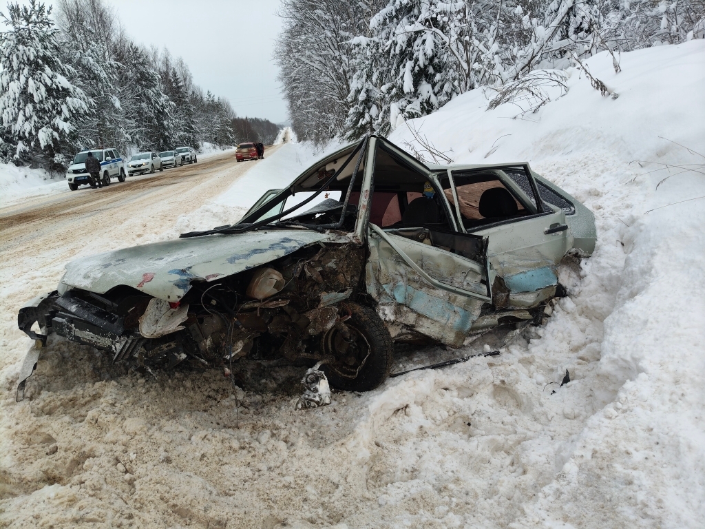 Пенсионер устроил жуткое массовое ДТП на костромской трассе