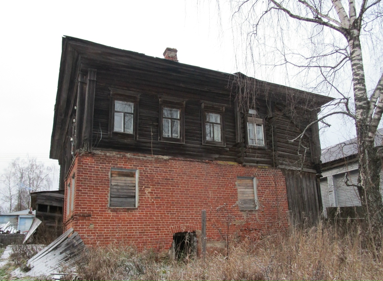 Старинный украшенный дом под Костромой выставят на торги