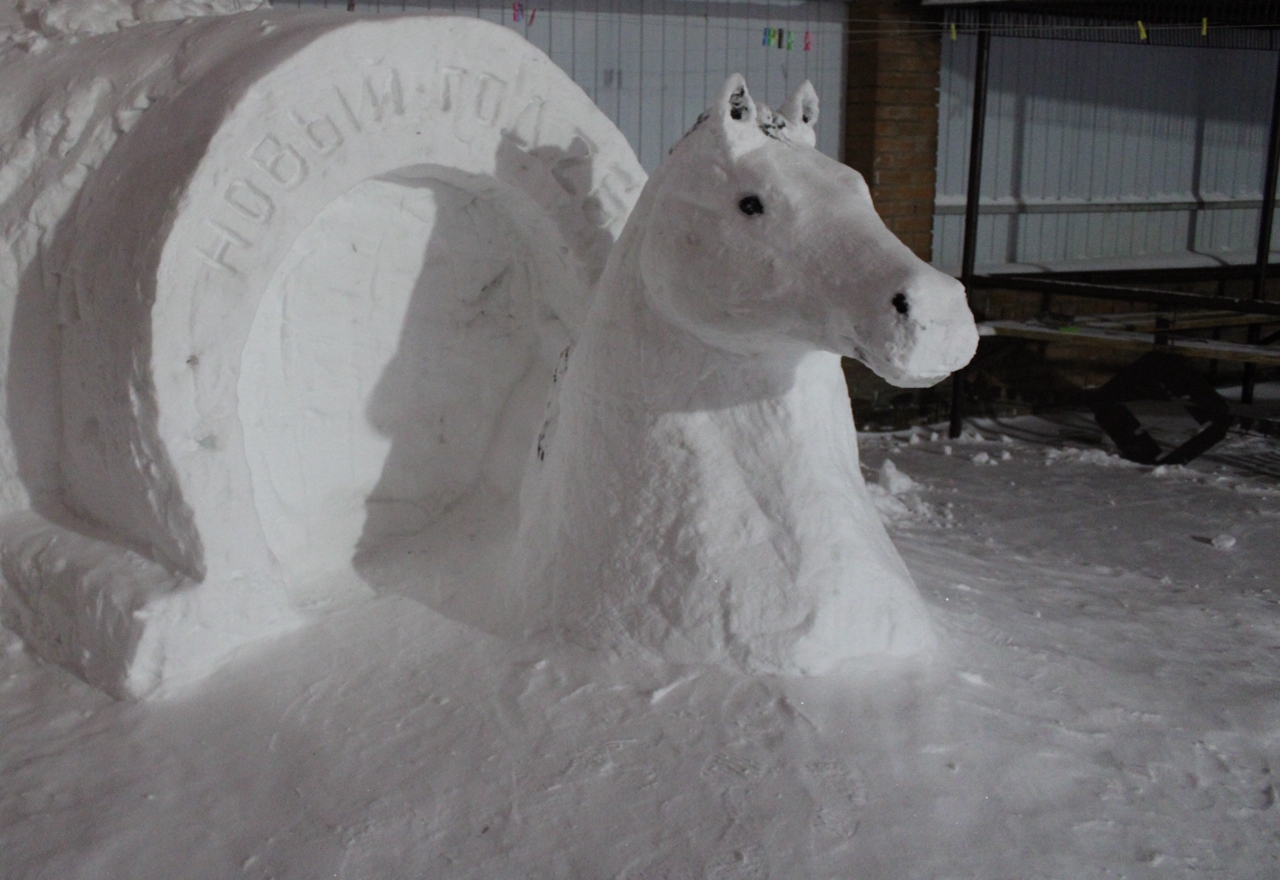 Заключенные из костромских колоний слепили огромных скакунов из снега