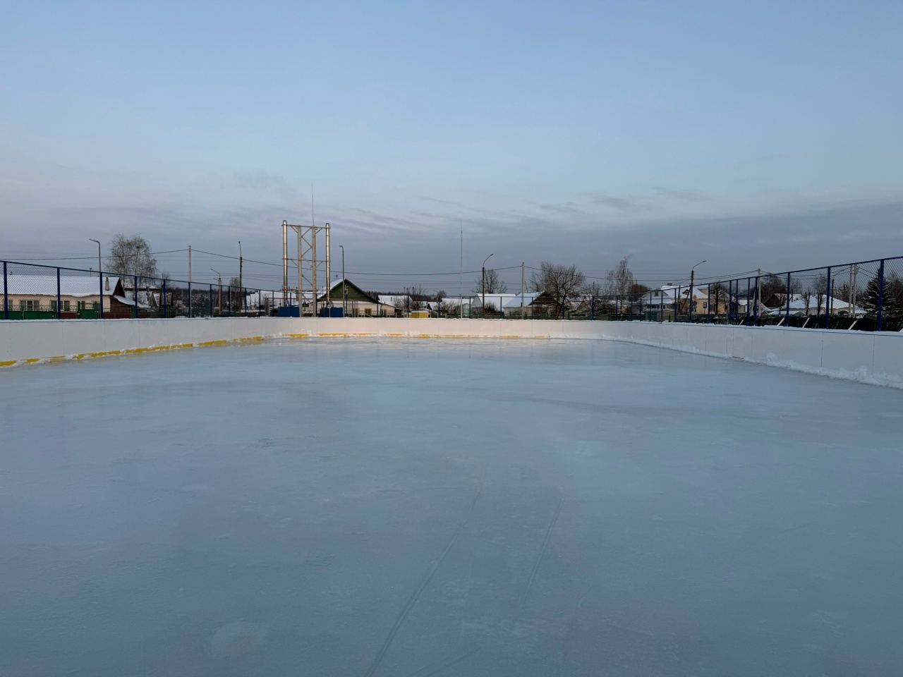 На берегу реки Костромы открылся каток