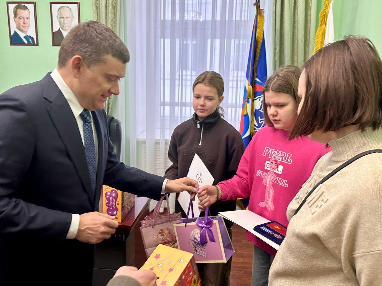 В Костроме наградили спасших деревню от огня девочек