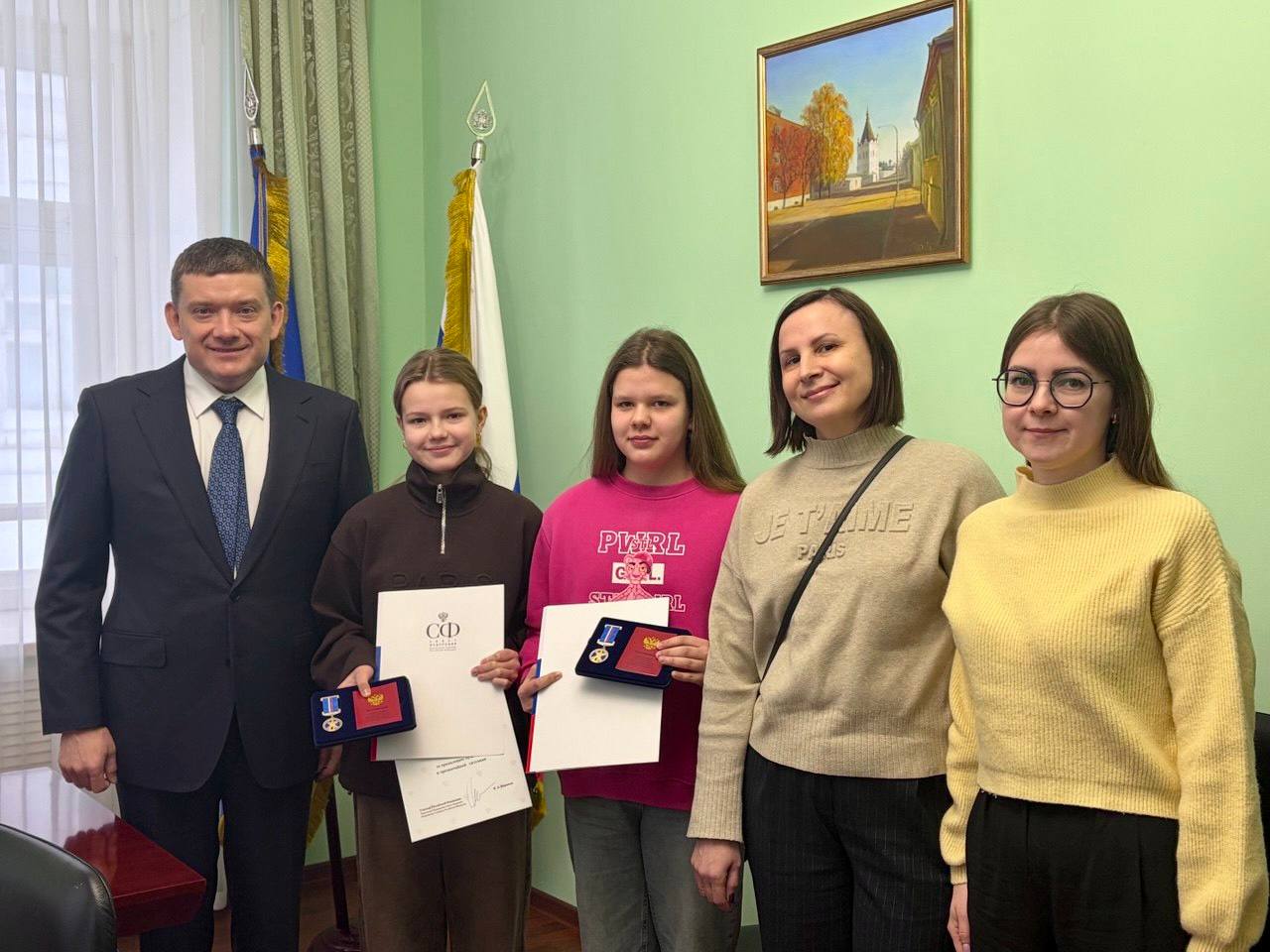 В Костроме наградили спасших деревню от огня девочек