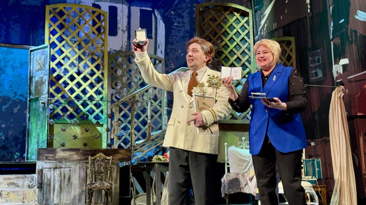 Александр Кирпичев встретил 50-летний юбилей на костромской сцене в образе итальянского авантюриста