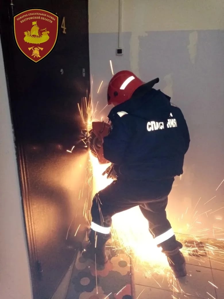 В Шарье спасателям пришлось спилить дверной замок ради спасения спящего ребенка