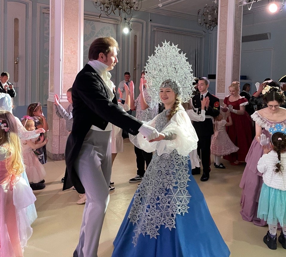 Костромичей приглашают на семейный рождественский бал к Снегурочке