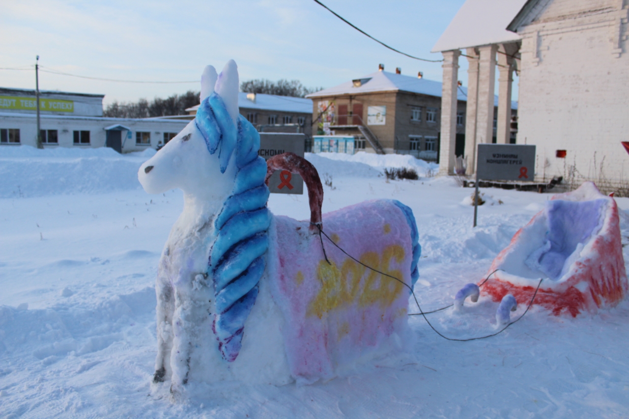 Заключенные из костромских колоний слепили огромных скакунов из снега