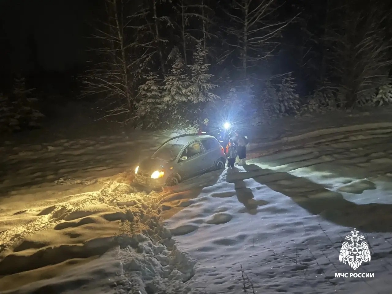 Новогоднее чудо на трассе: костромские пожарные спасли семью из снежного плена