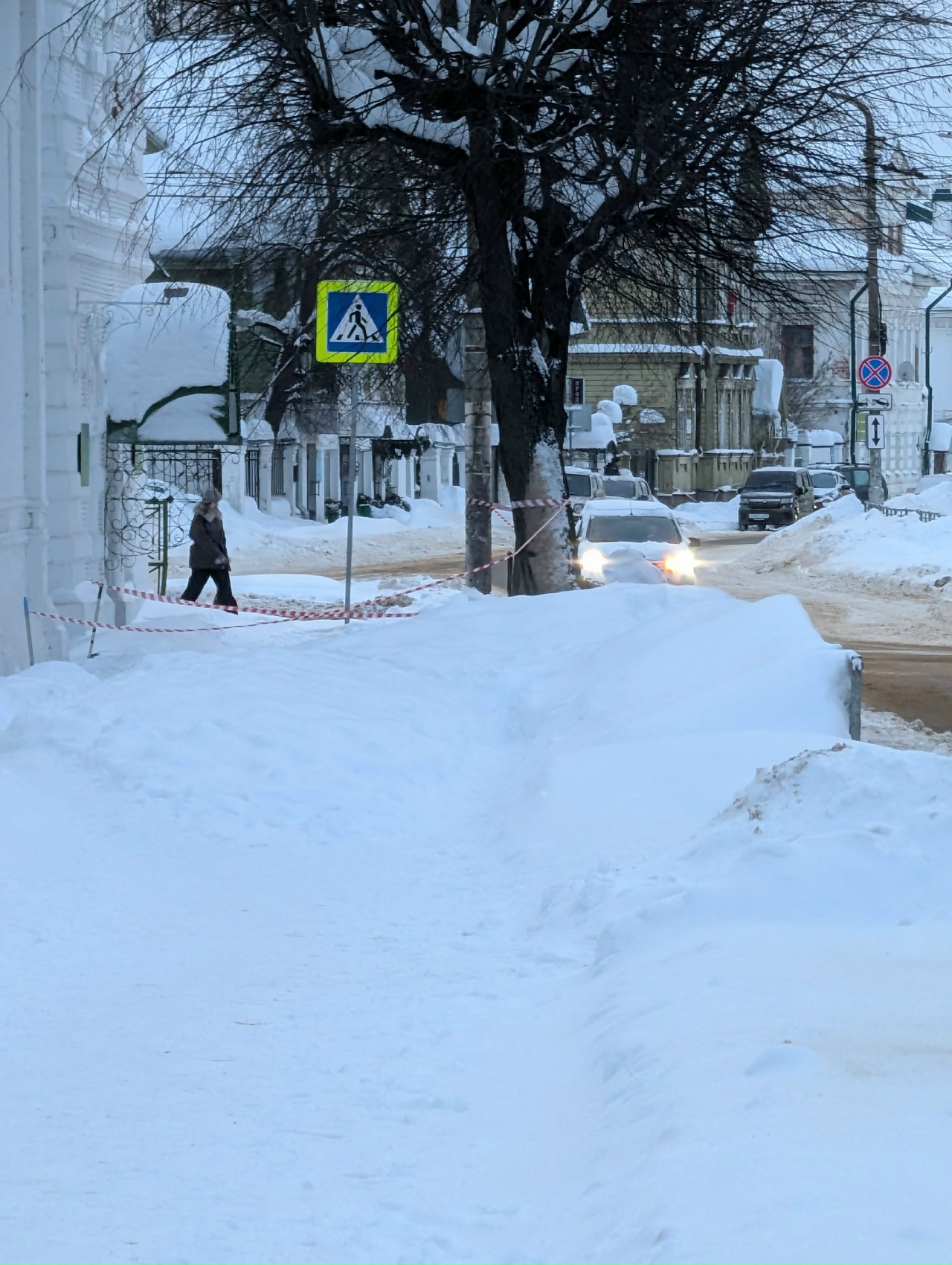 Смертельный аттракцион у стен монастыря: костромичи рискуют жизнью на улице Симановского