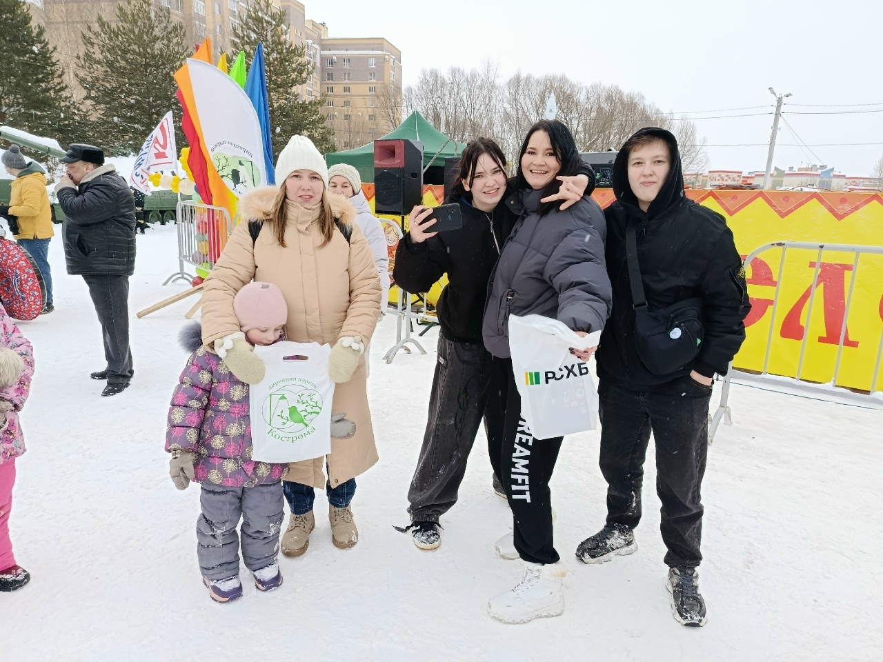 Блины, призы и сжигание чучела: в костромских парках с размахом отметили Масленицу