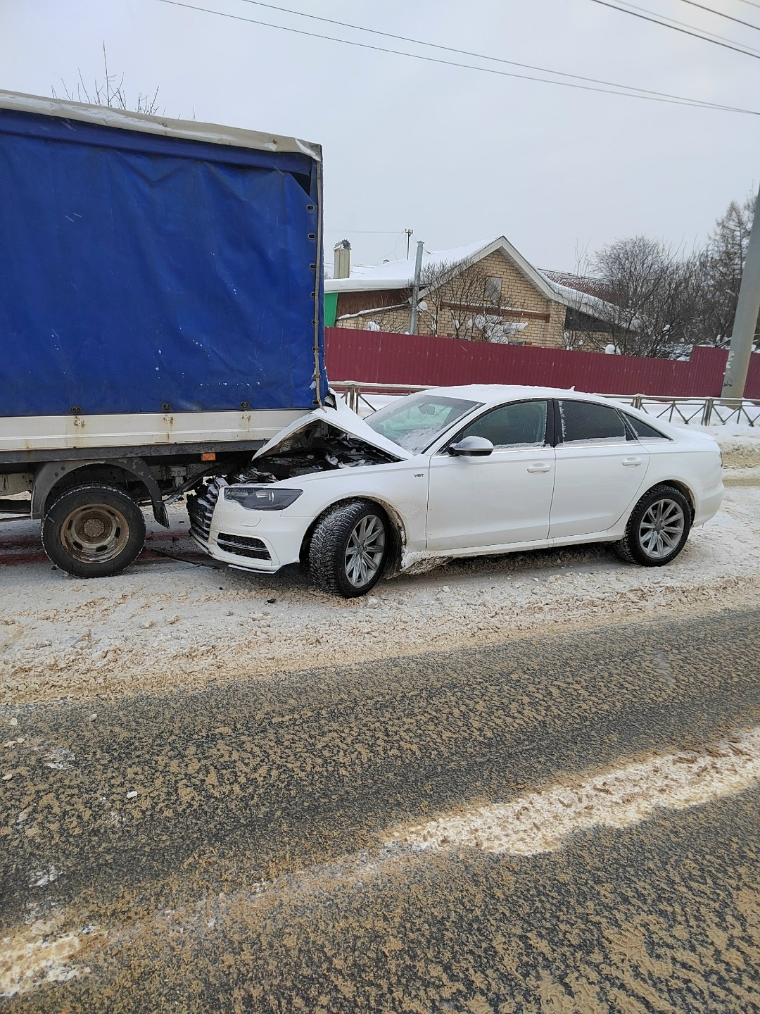 В Костроме иномарка занырнула под Газель у ТРЦ «РИО»