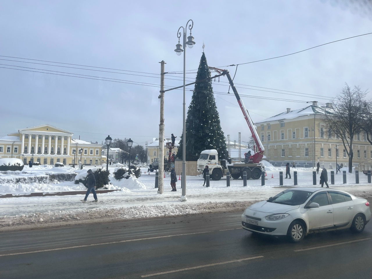 Праздник окончен: в Костроме начали разбирать ёлку в центре города