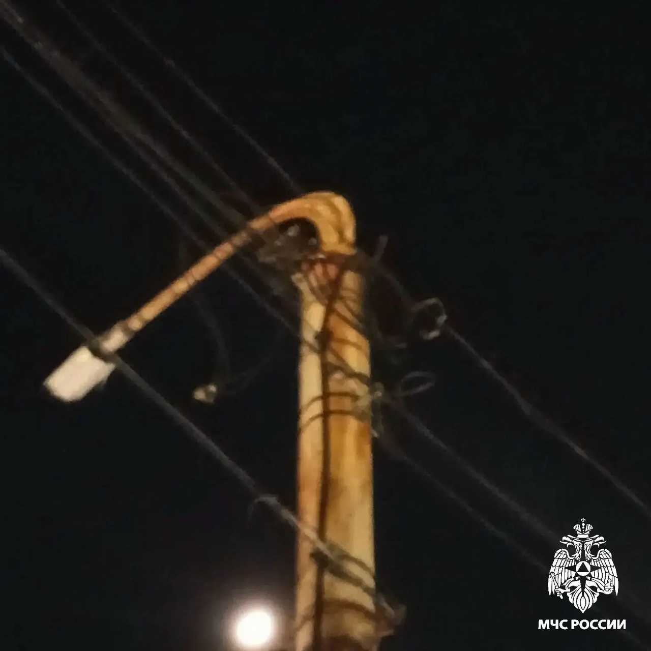 На площади Широкова в Костроме из-за замыкания заискрился столб