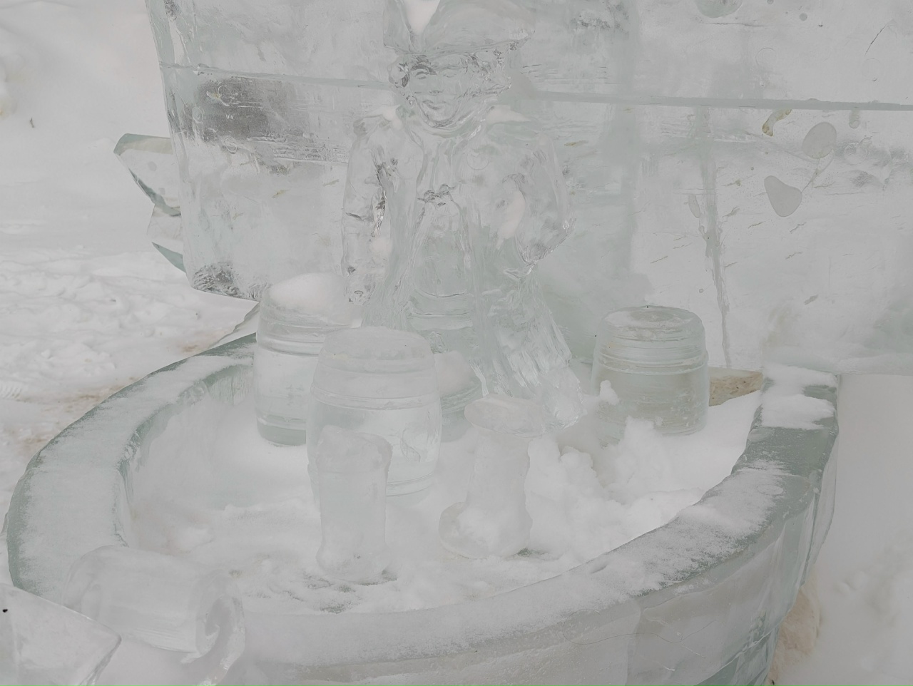 Снегурочка без лица и Змей Горыныч без головы: костромичи «подправили» скульптуры в Центральном парке