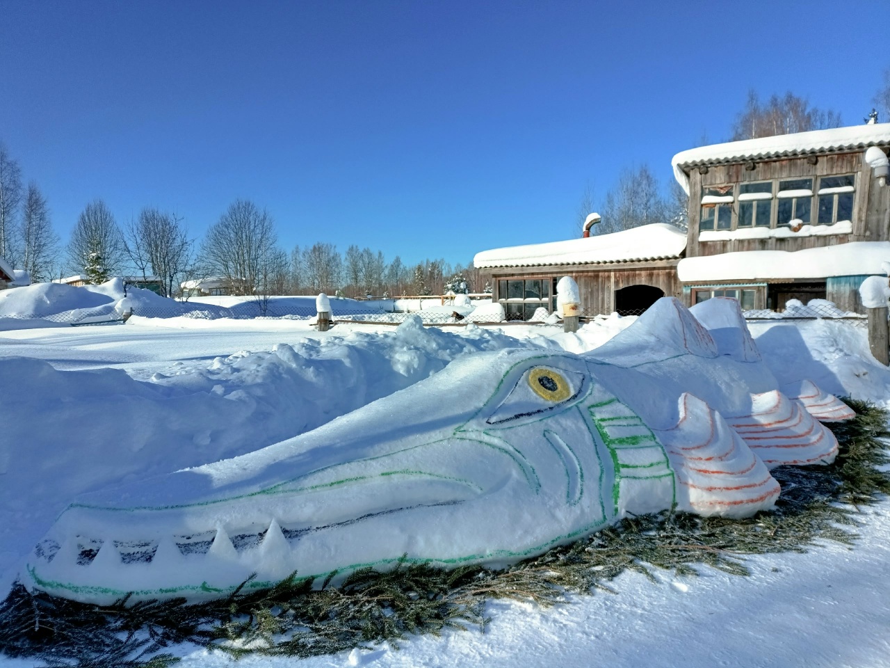 Костромичи создали шедевры: от русской печи у психбольницы до ледяного авто у ГИБДД