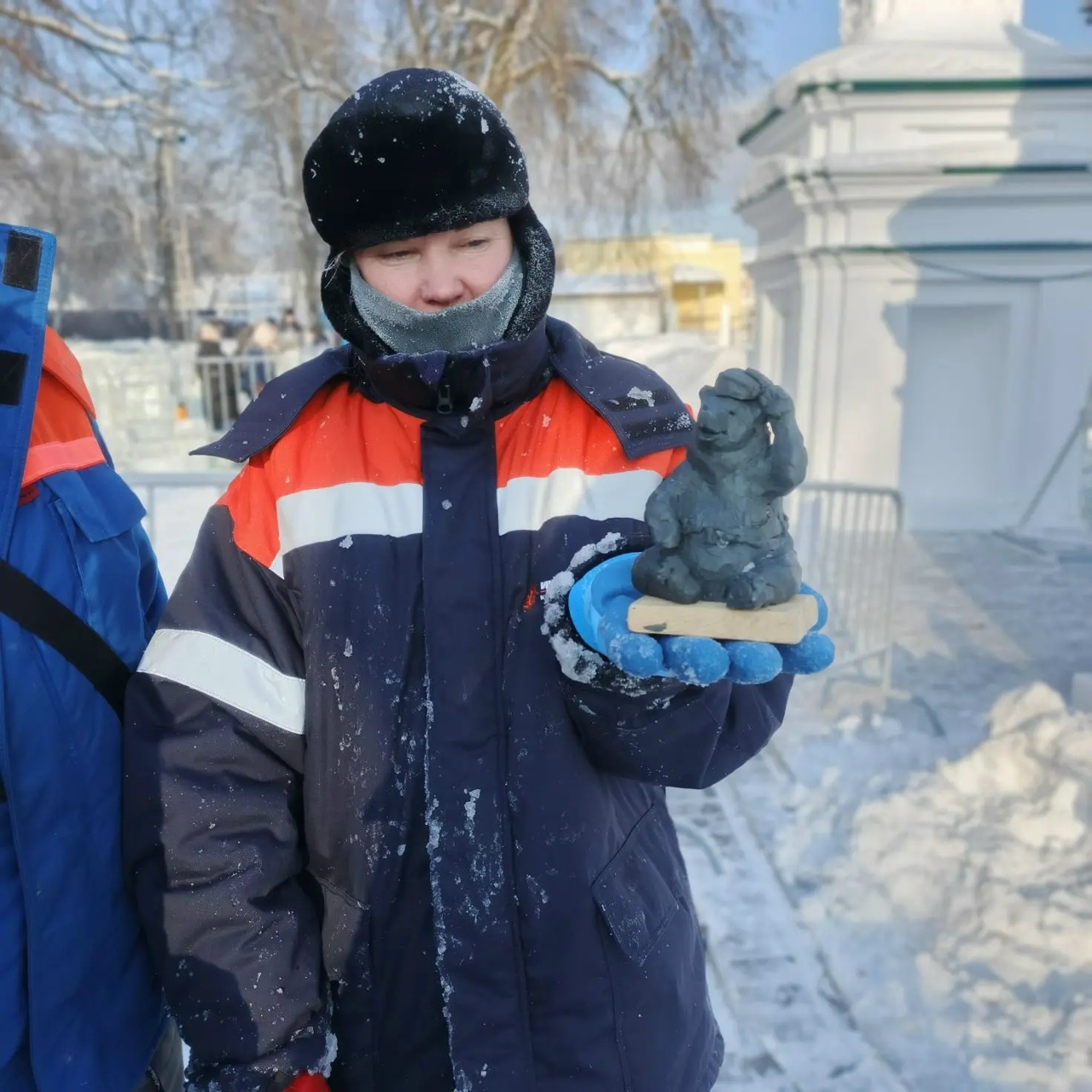 В Костроме слепили из снега гигантского медведя в шапке-ушанке