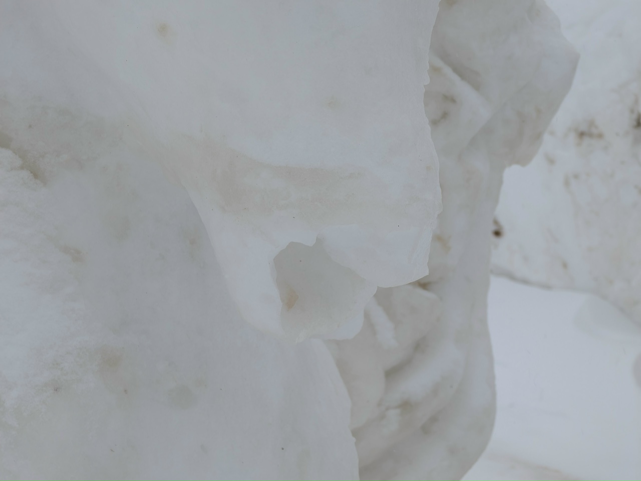 Снегурочка без лица и Змей Горыныч без головы: костромичи «подправили» скульптуры в Центральном парке