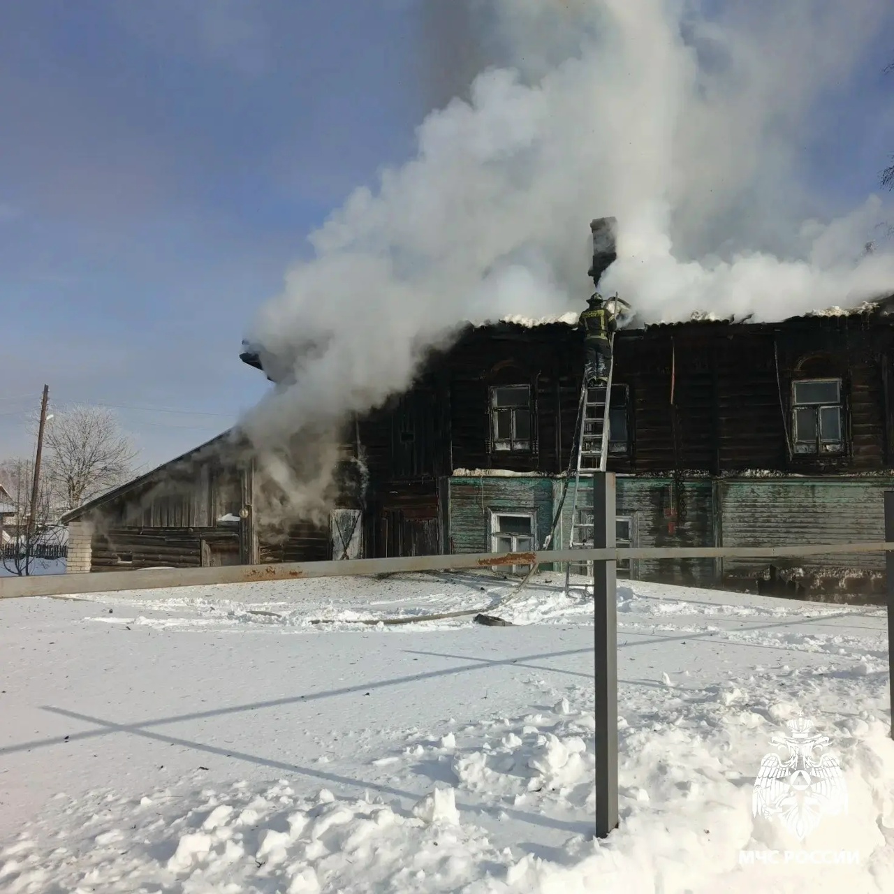 Многодетная семья осталась без крыши над головой после страшного пожара под Костромой