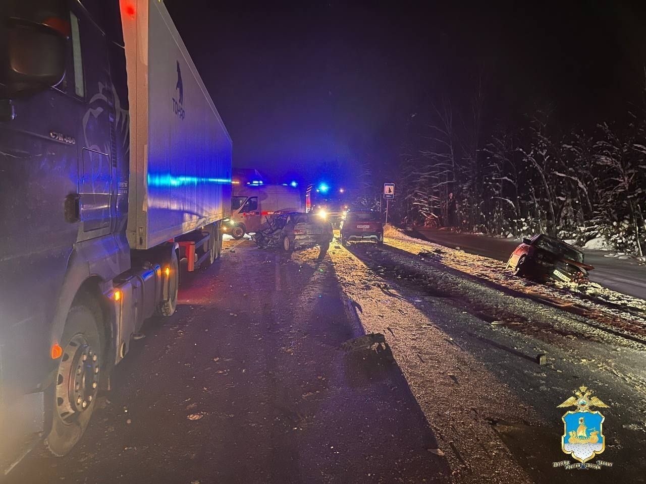 Пытался помочь и был сбит: смертельное массовое ДТП произошло на трассе под Костромой