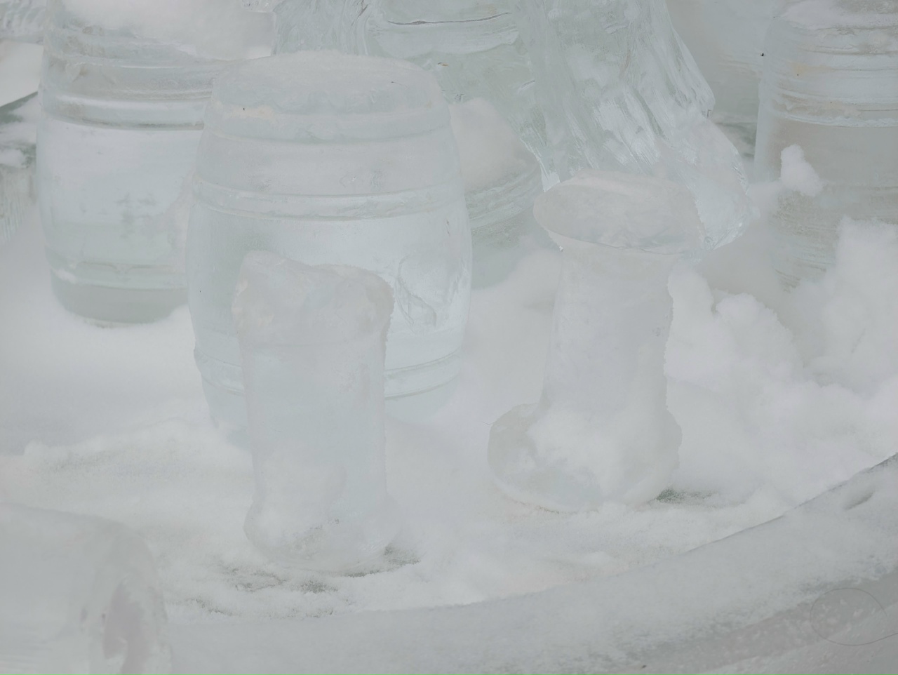 Снегурочка без лица и Змей Горыныч без головы: костромичи «подправили» скульптуры в Центральном парке