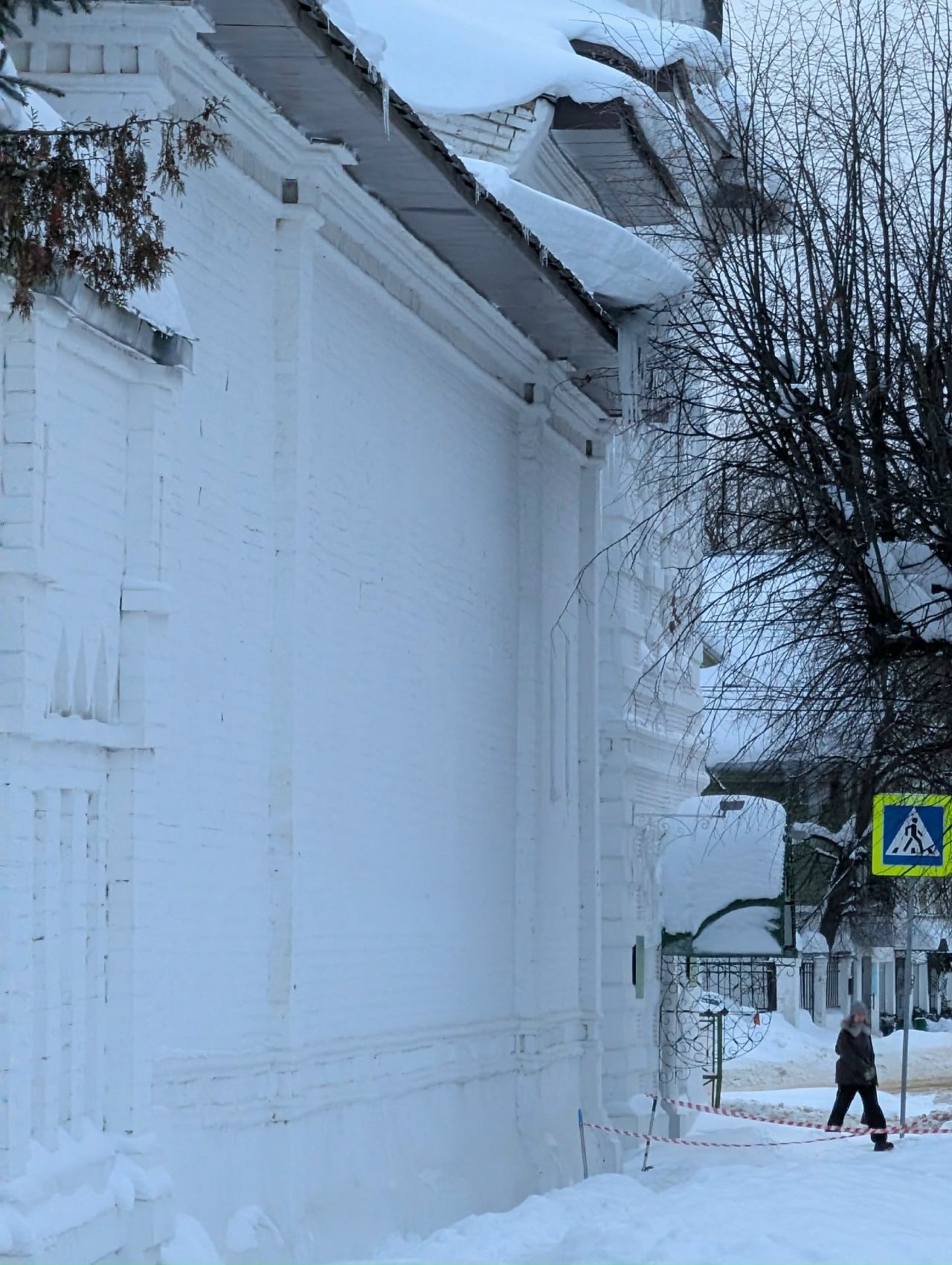 Смертельный аттракцион у стен монастыря: костромичи рискуют жизнью на улице Симановского
