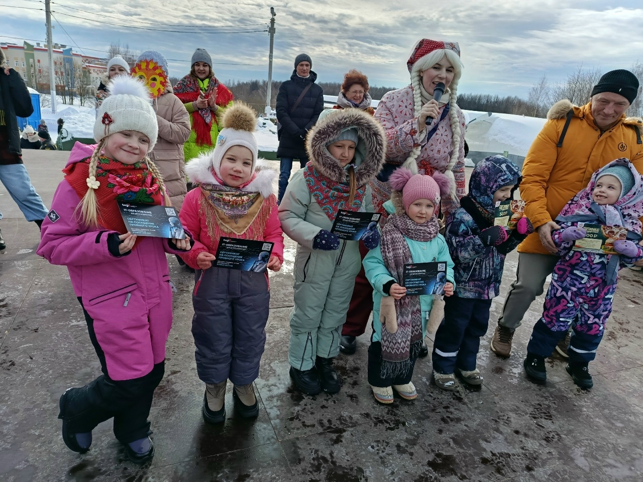 Блины, призы и сжигание чучела: в костромских парках с размахом отметили Масленицу