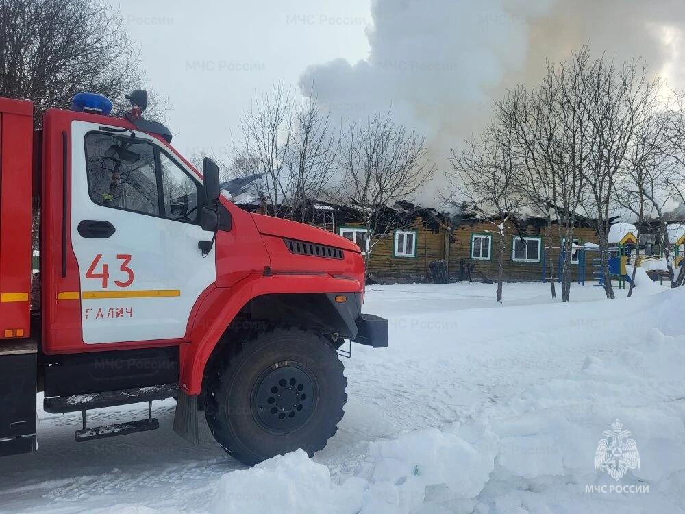 Три тысячи книг уничтожены: в костромском селе сгорели ФАП и библиотека