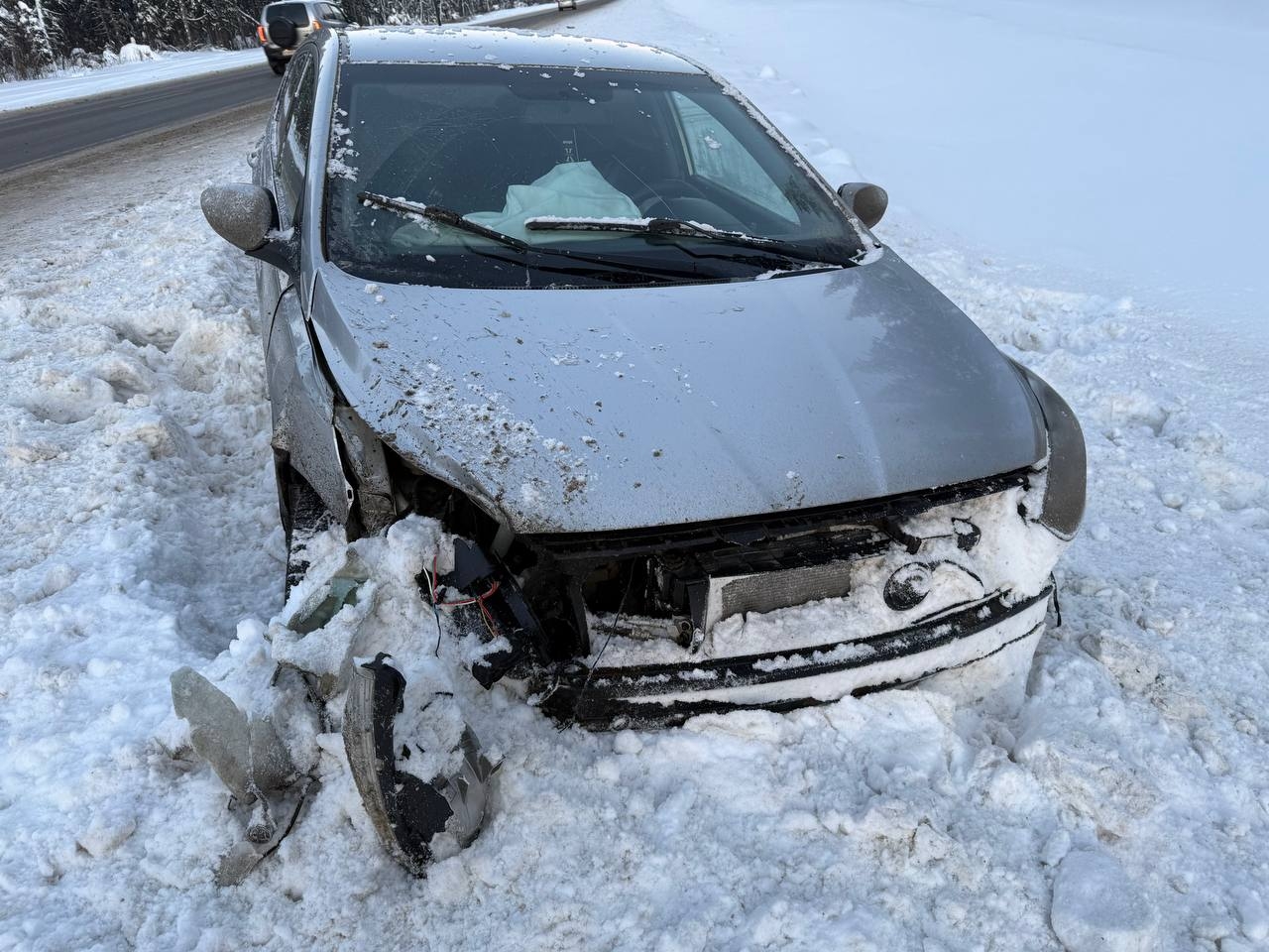 Врезалась в грузовик и оказалась в кювете: девушка пострадала в ДТП на костромской трассе