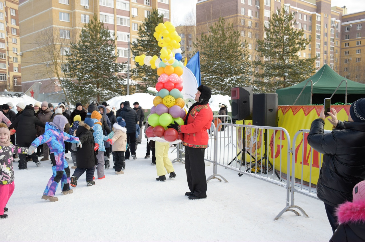 Блины, призы и сжигание чучела: в костромских парках с размахом отметили Масленицу