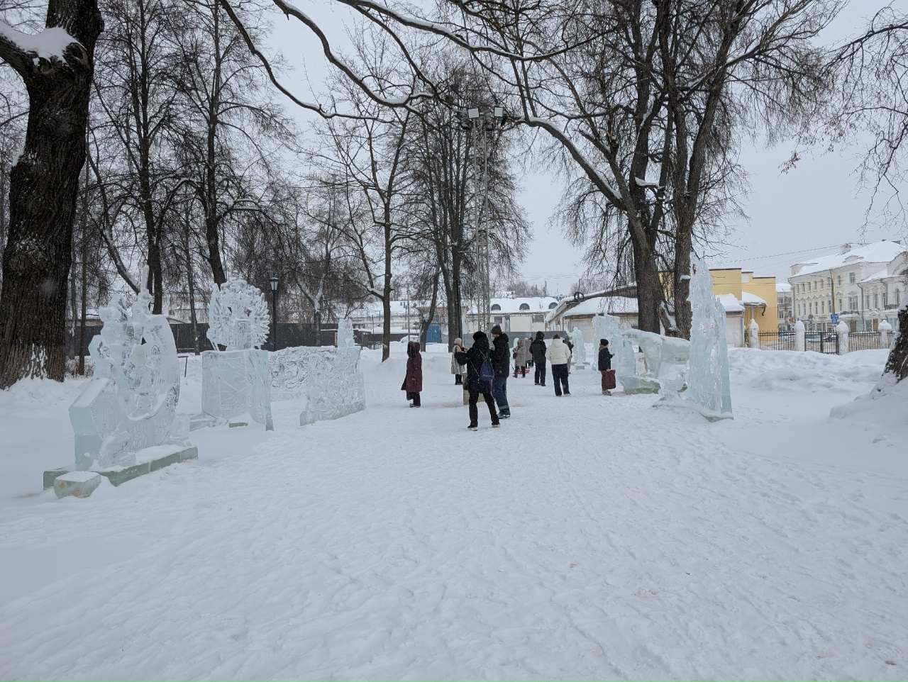 Снегурочка без лица и Змей Горыныч без головы: костромичи «подправили» скульптуры в Центральном парке