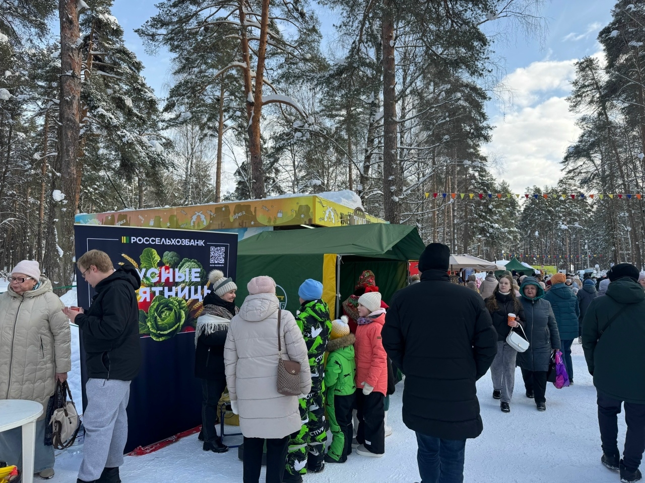 Блины, призы и сжигание чучела: в костромских парках с размахом отметили Масленицу