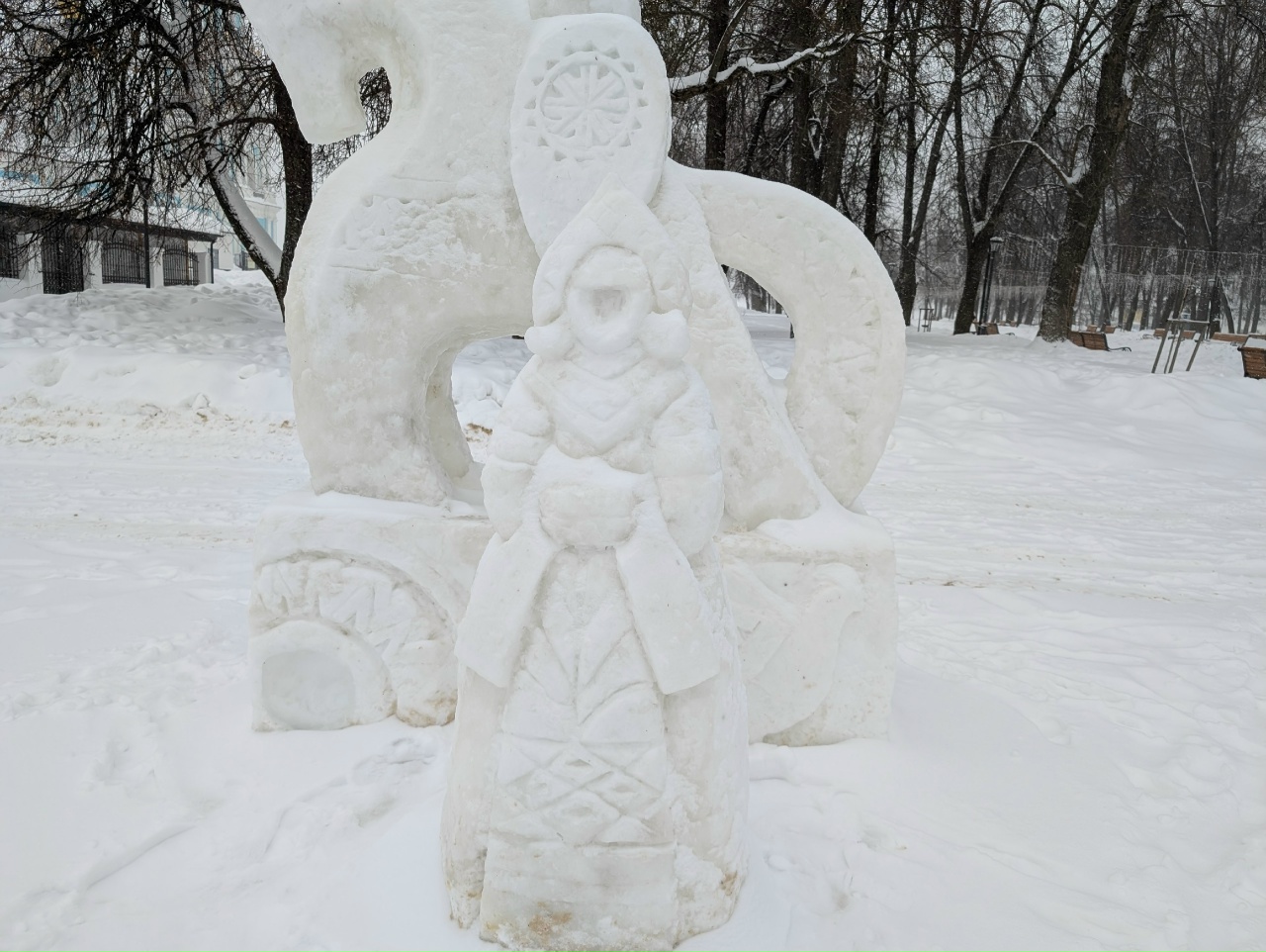 Снегурочка без лица и Змей Горыныч без головы: костромичи «подправили» скульптуры в Центральном парке