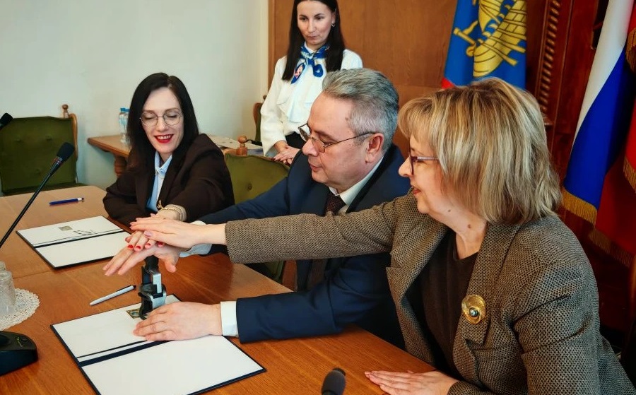 В Костроме торжественно погасили марку с изображением главных памятников города