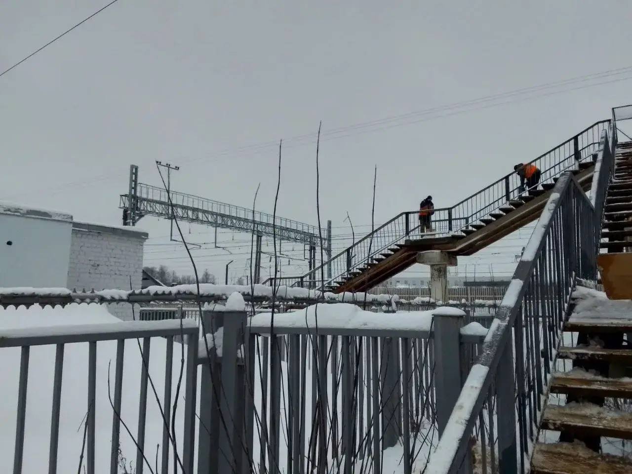 Транспортная прокуратура добилась расчистки моста через ЖД пути