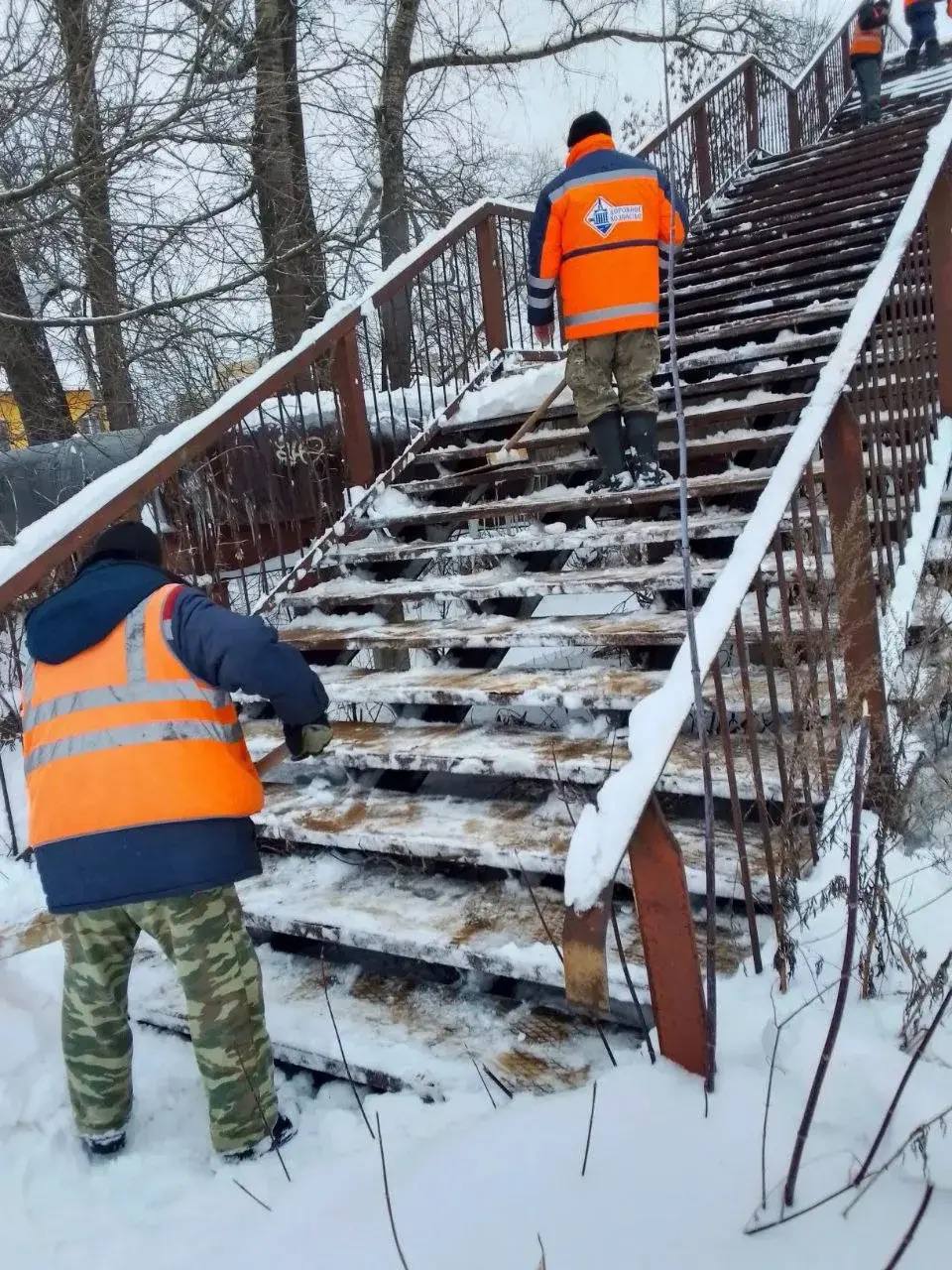 Транспортная прокуратура добилась расчистки моста через ЖД пути