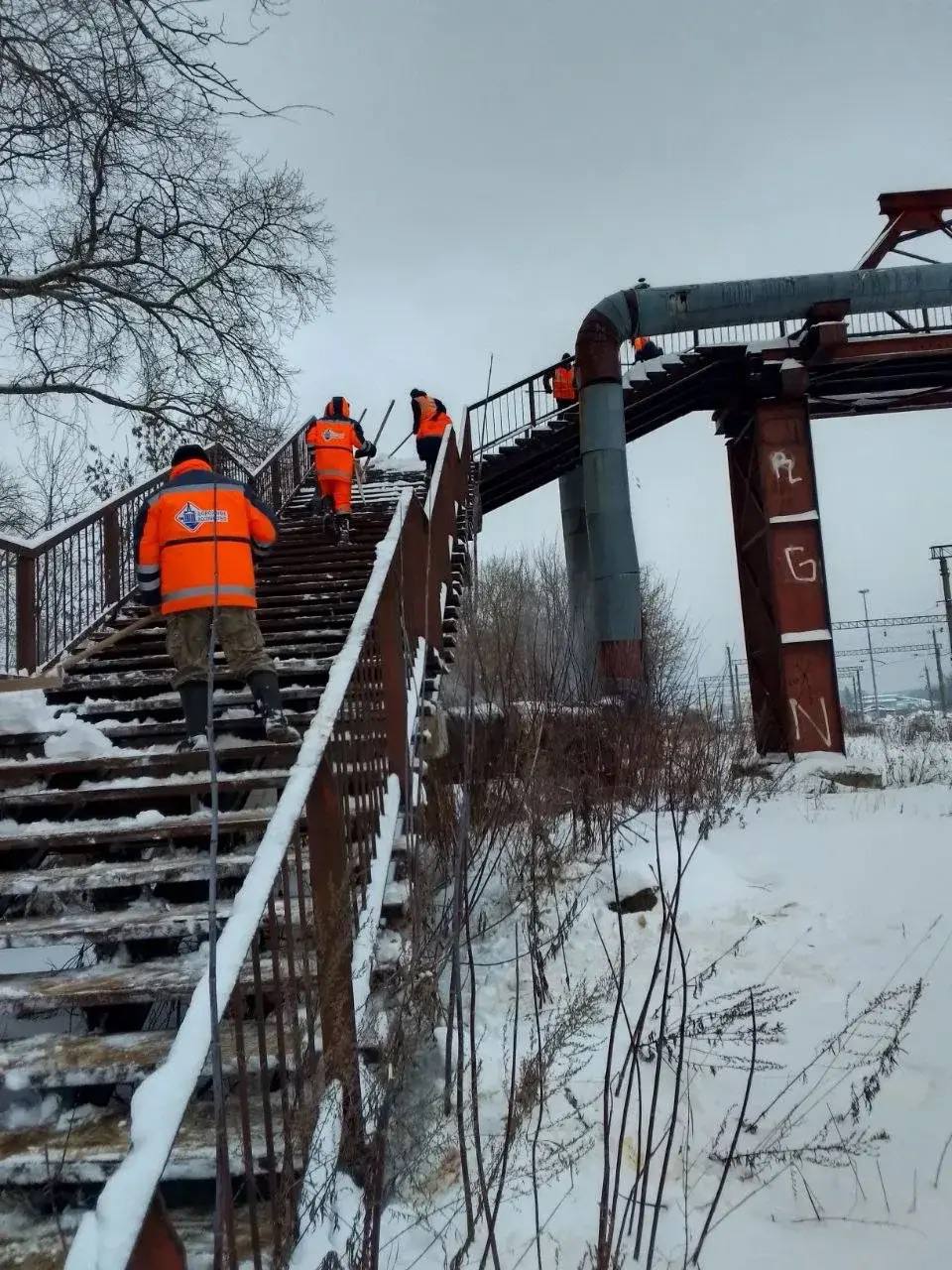 Транспортная прокуратура добилась расчистки моста через ЖД пути