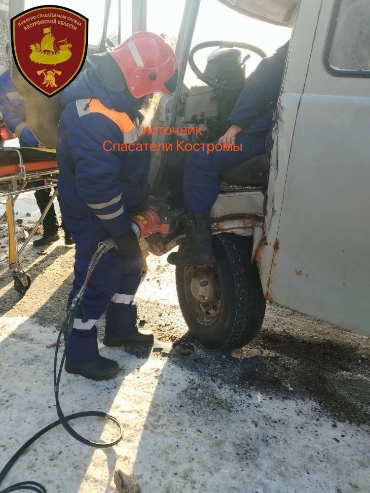 Страшное массовое ДТП с участием фуры и УАЗа произошло в Костромской области