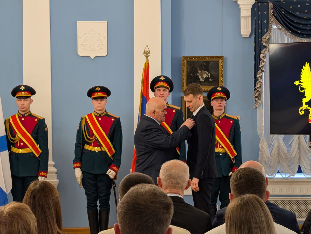 Контр-адмирал ВМФ вручил государственные награды костромским судостроителям
